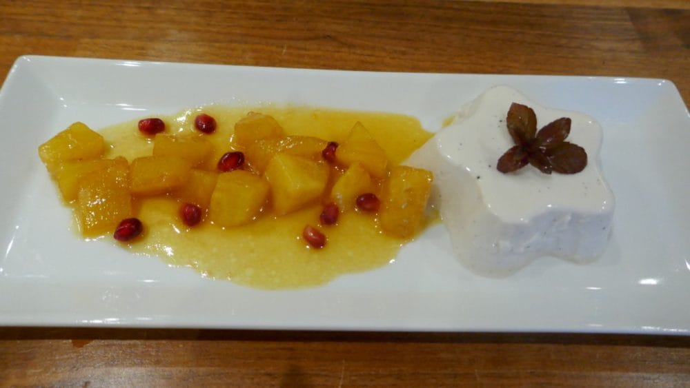 Kokospudding med ananas i rom- og karamellsaus