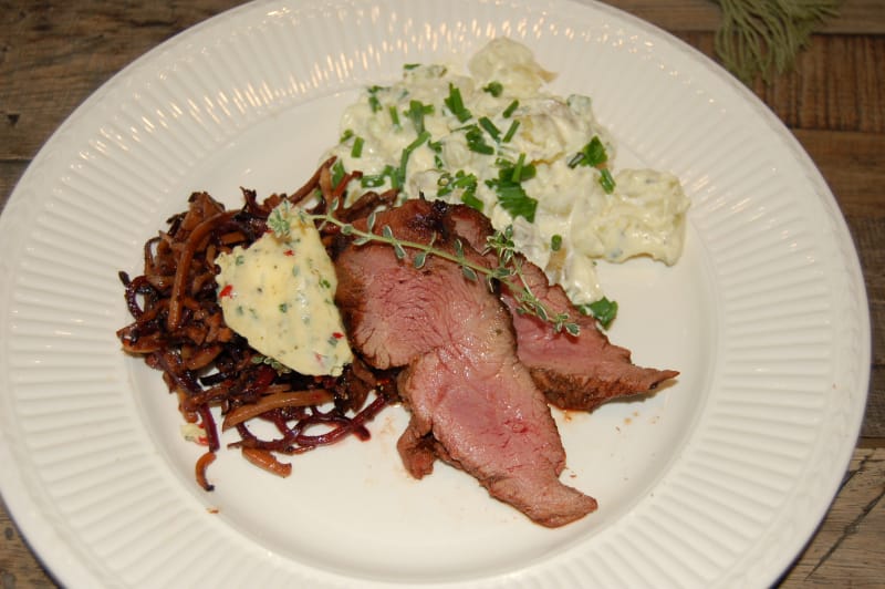 Grillet kalvefilet med potetsalat, ovnsbakte betestrimler og kryddersmør