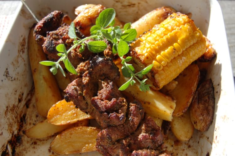 Kebab av lammefilet med båtpoteter og maiskolber Kebab av lammefilet med båtpoteter og maiskolber