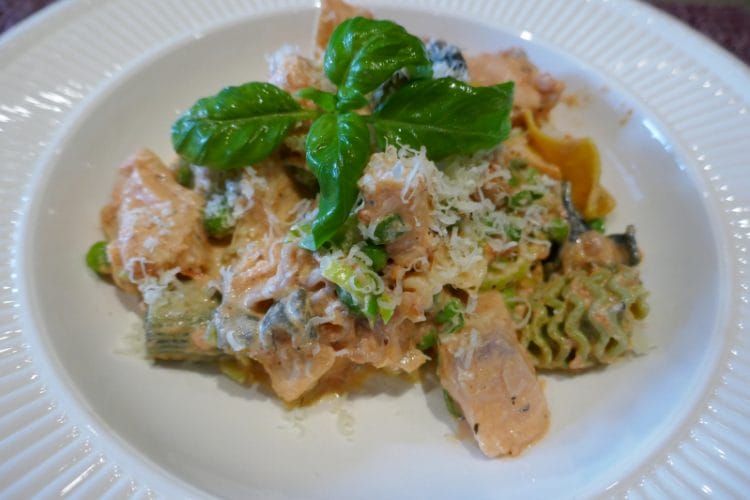 Laks og pasta med kremet tomatsaus