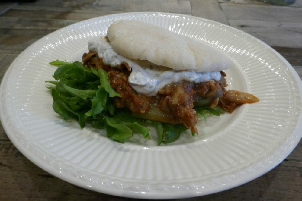 Libanesiske biffstrimler i pita med yoghurtsaus