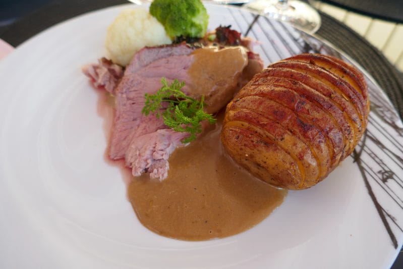 Lam sous vide med mammas deilige saus og hasselbackpoteter