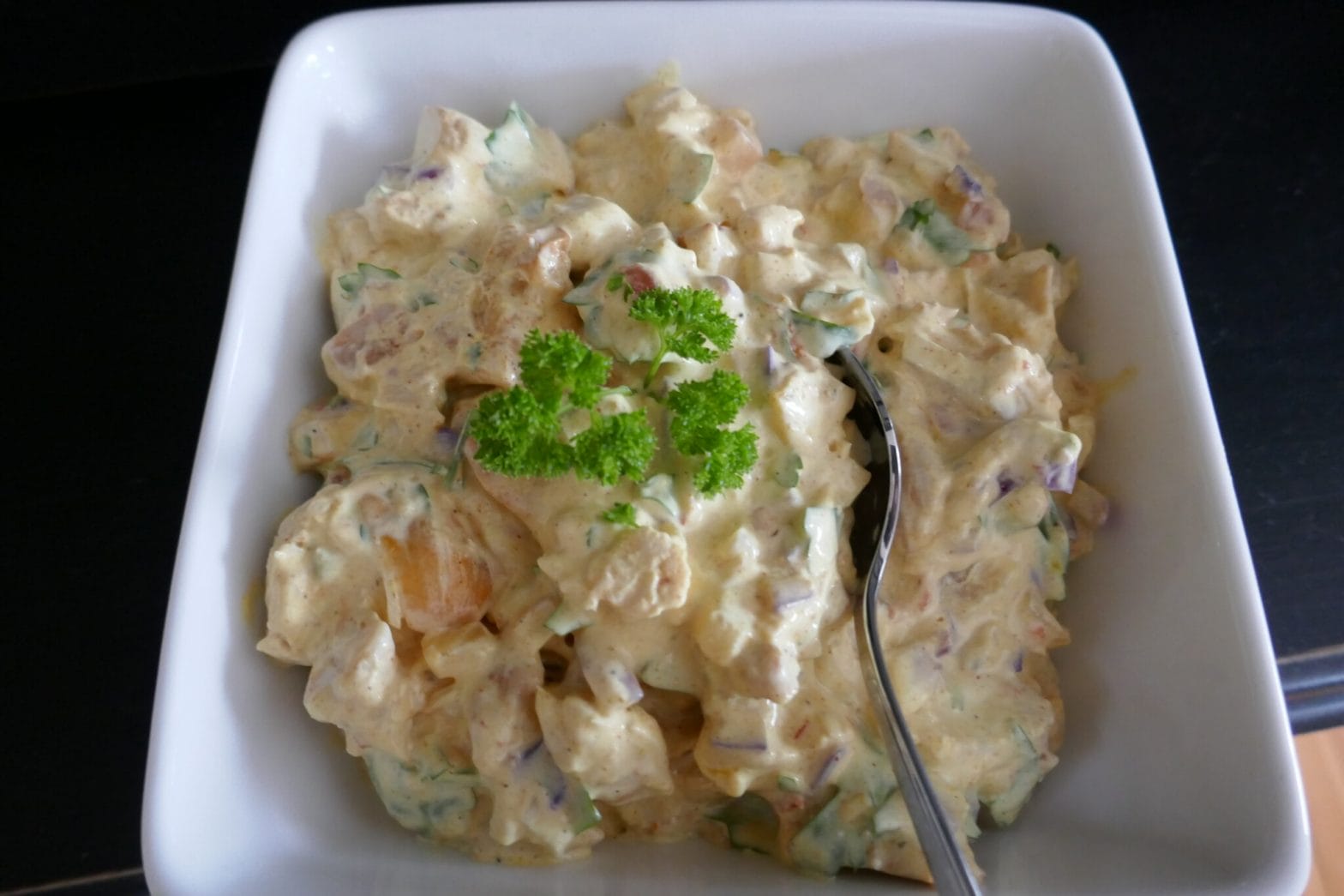 Kyllingsalat med karri og eksotisk frukt