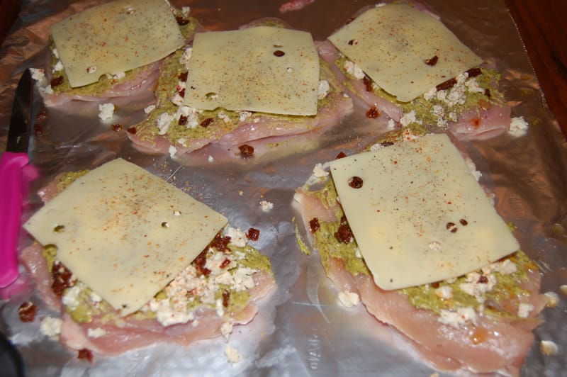 Fylt kyllingfilet før de rulles sammen