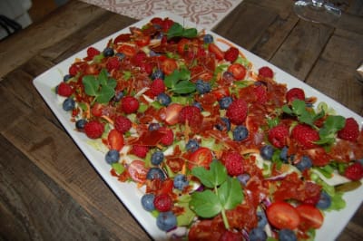 Salad with berries and crispy parma ham