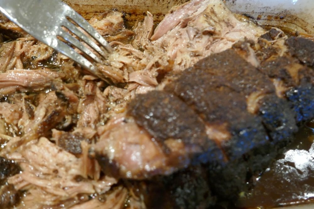 Riv svinenakken i strimler med to gafler og bland med litt av væsken, til du får en saftig masse med god smak.