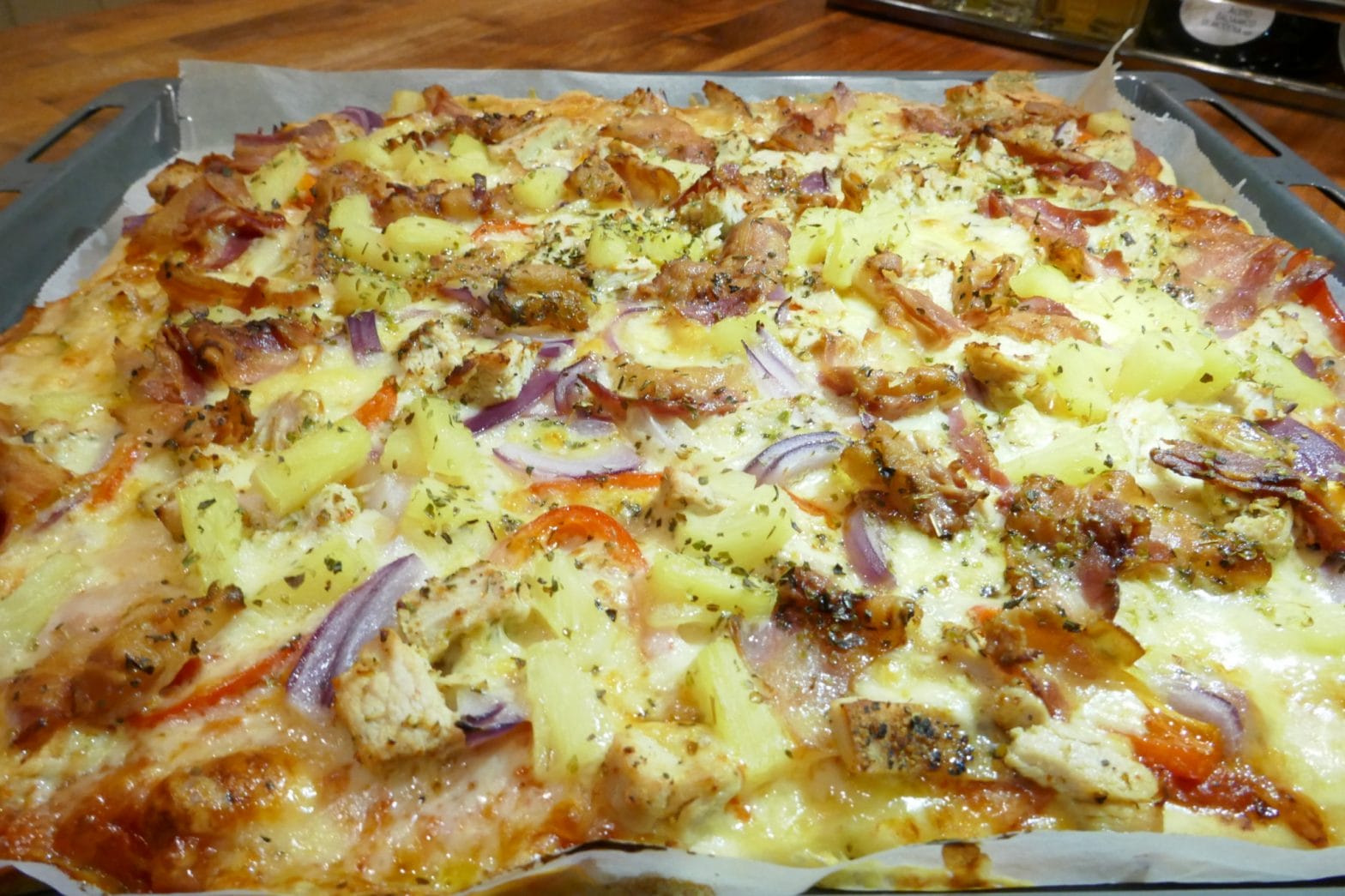 Hvit pizza med kalkun og bacon