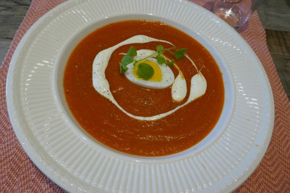 Tomato soup with eggs