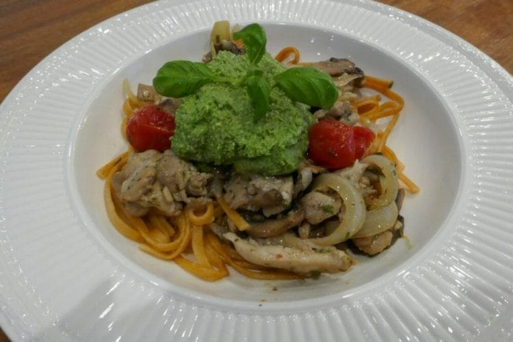 Peperoncino rosso with chicken and pesto Peperoncino rosso with chicken and pesto