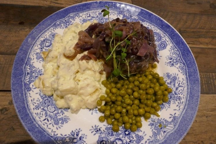 Hjortekarbonader med potetsalat Hjortekarbonader med potetsalat