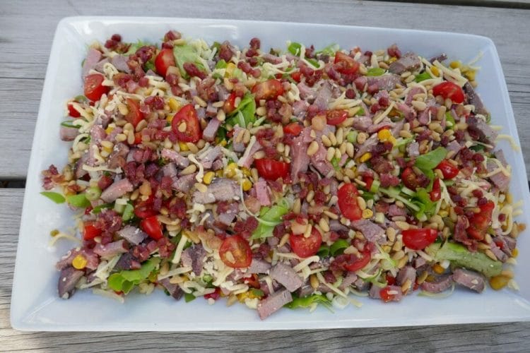 Salad with beef and bacon