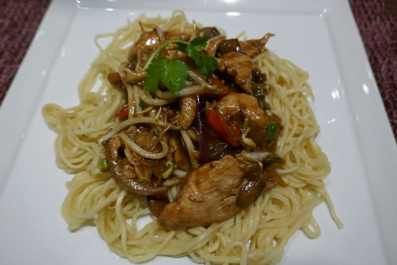 Kinesisk kyllingwok med nudler