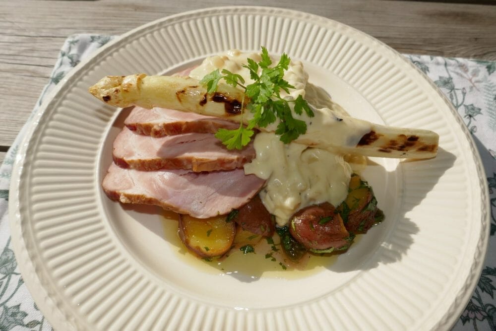 Sommerskinke med potetsalat og aspargessaus