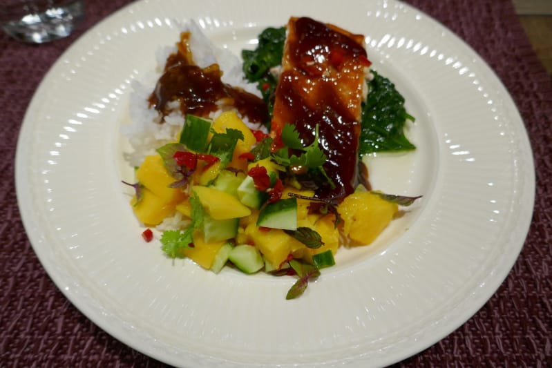 Baked salmon with teriyaki sauce, spinach and mango salad