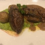 Rypebryst med tyttebærsaus, saltbakte poteter og ertepuré