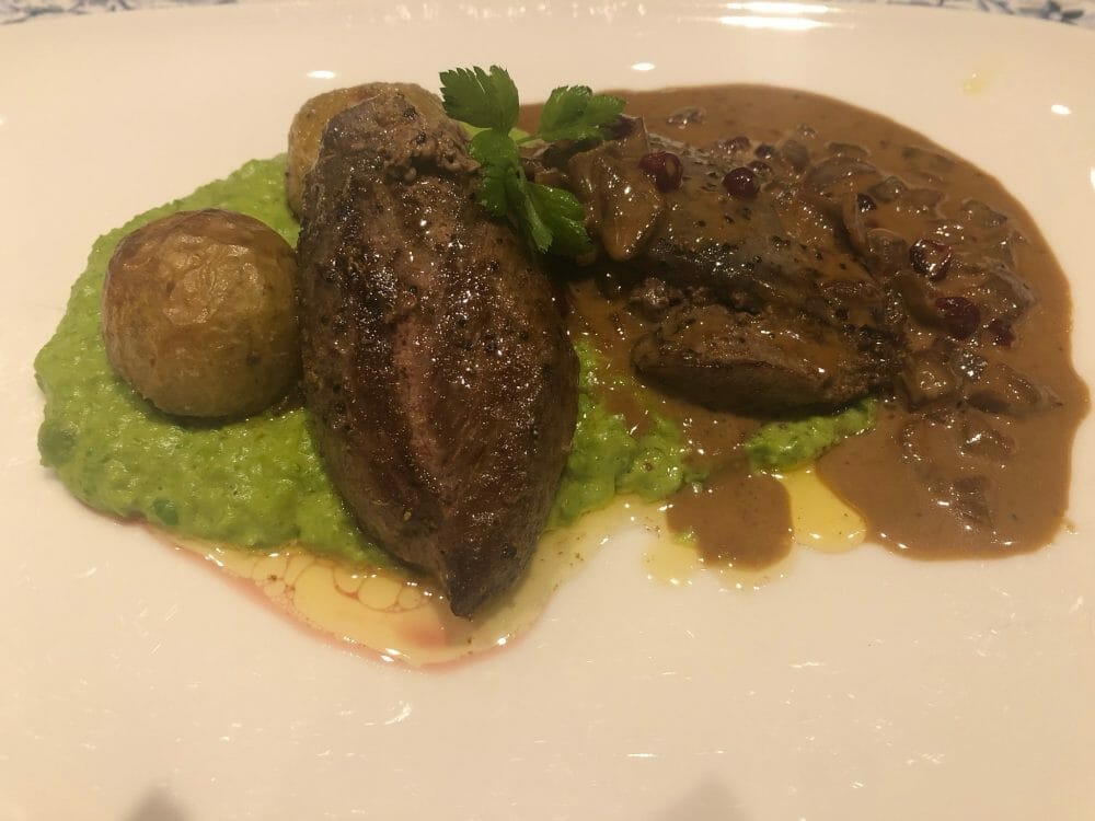 Rypebryst med tyttebærsaus, saltbakte poteter og ertepuré