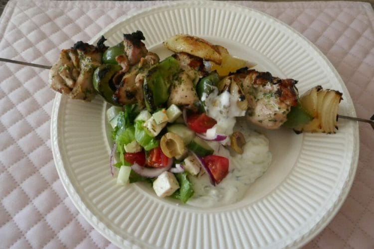 Grillspyd med kylling og gresk salat Grillspyd med kylling og gresk salat