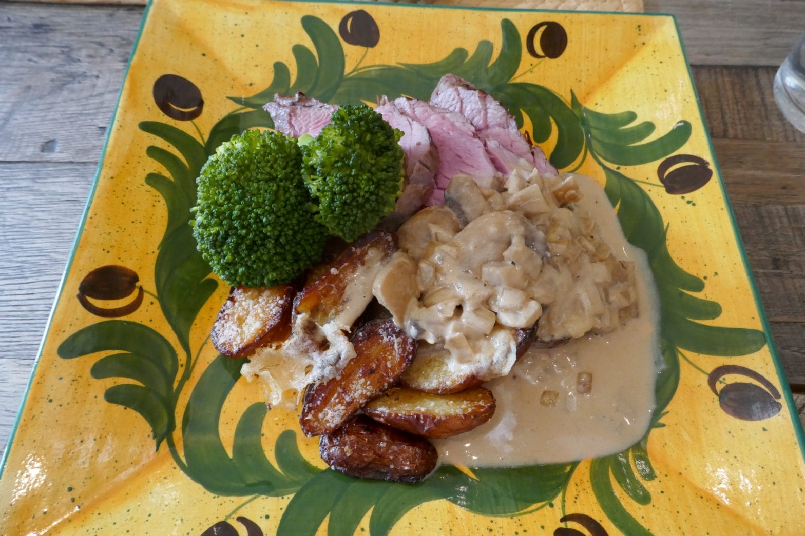 Kalvefilet med ovnsbakte parmesanpoteter og konjakk- og soppsaus