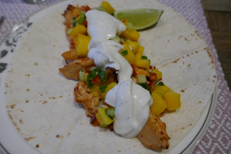 Kylling med mangosalsa og tortilla Kylling med mangosalsa og tortilla