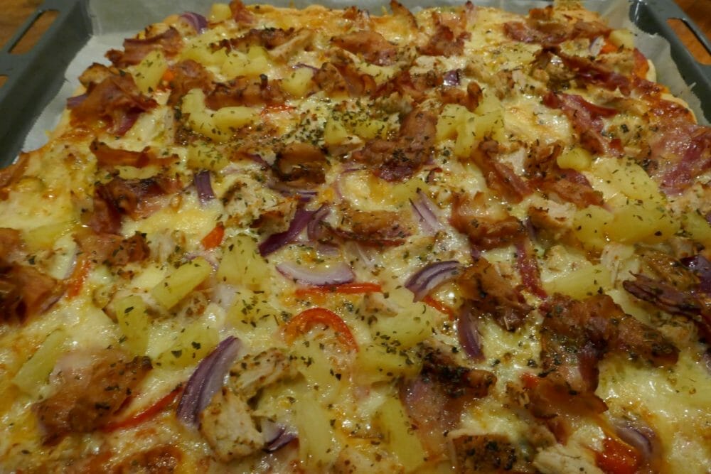 Hvit pizza med kalkun og bacon Hvit pizza med kalkun og bacon