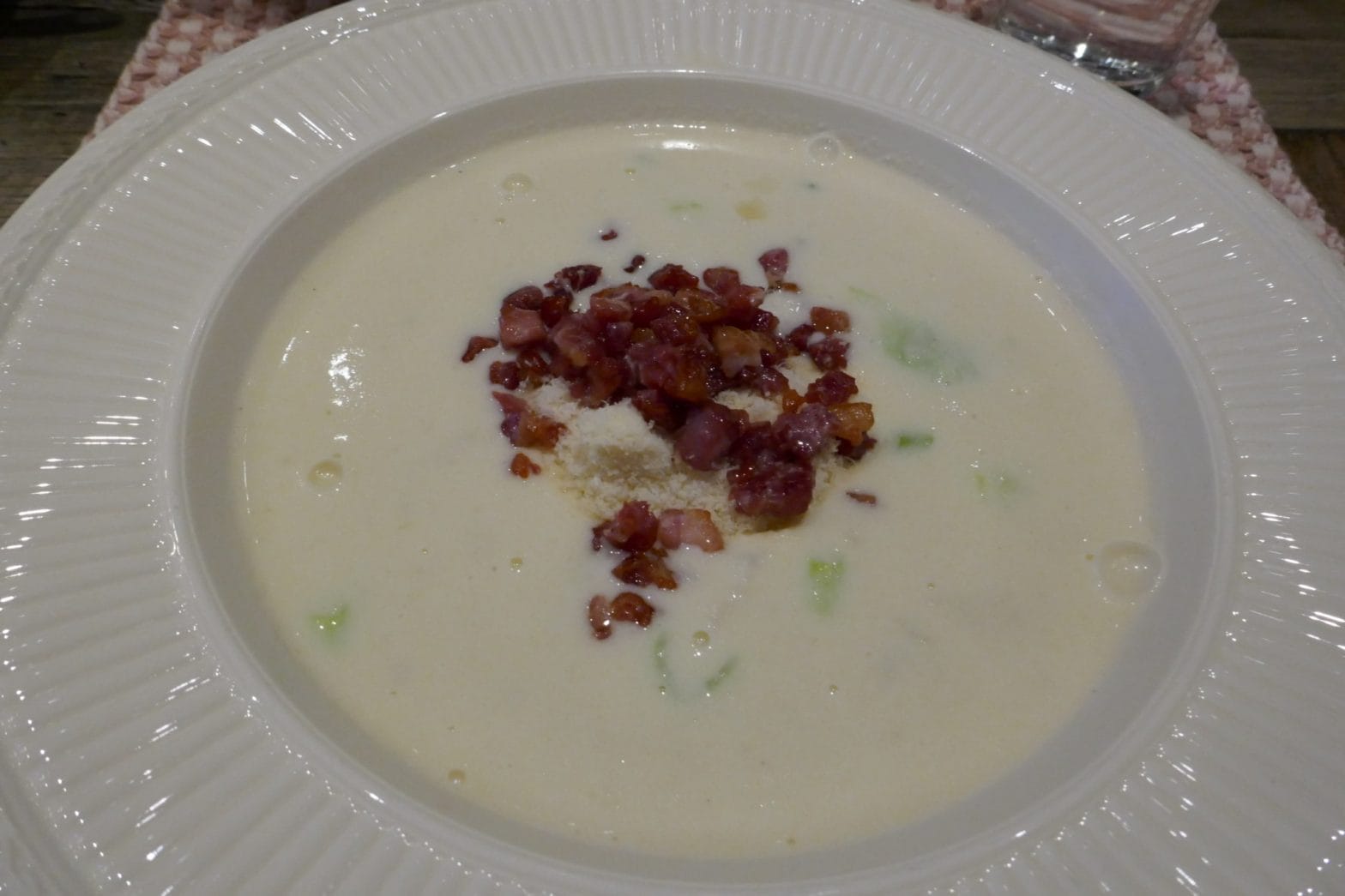 Blomkålsuppe med parmesan og sprøstekt bacon