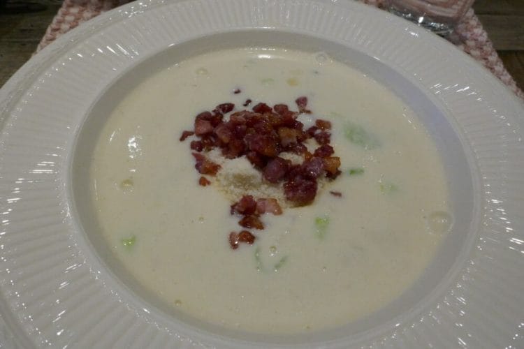 Cauliflower soup with parmesan and crispy bacon