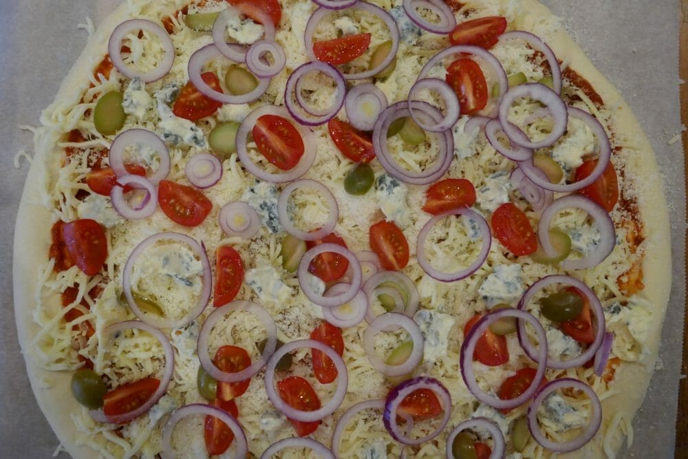 Pizza med 6 oster og oliven