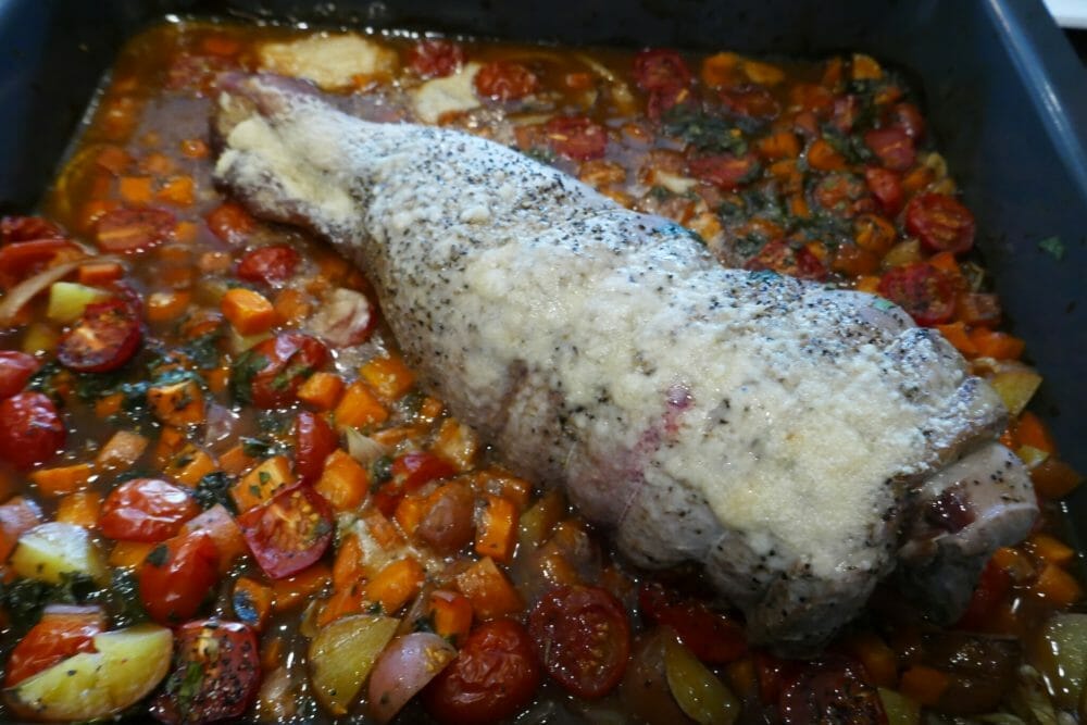 Utbeinet lammelår med parmesandryss på grønnsaksseng