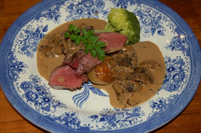 Reindeer tenderloin with baked pearl potatoes and sauce with mushrooms and blue cheese