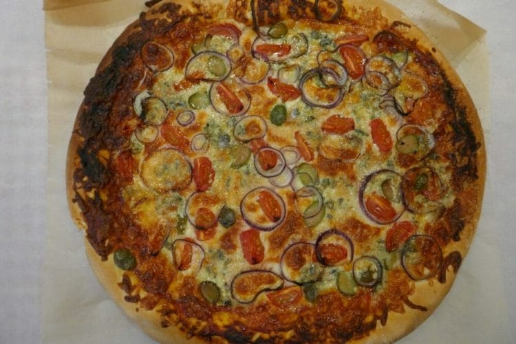 Pizza with 6 cheeses and olives