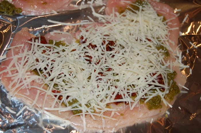 Fylt kyllingbryst - før de rulles sammen Fylt kyllingbryst - før de rulles sammen