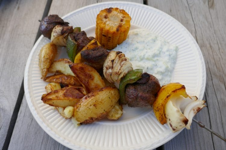 Barbecue skewers with lamb, boat potatoes and tzatziki