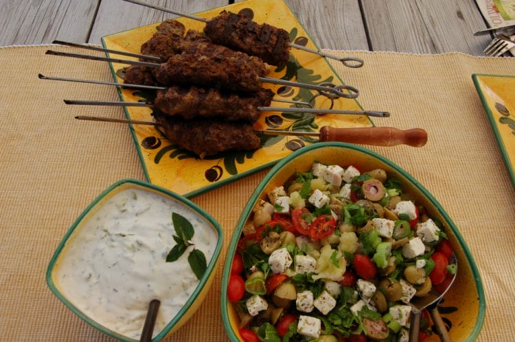 Lun potetsalat med greske kjøttboller Lun potetsalat med greske kjøttboller