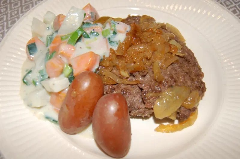 Elgkarbonader med deilig tilbehør