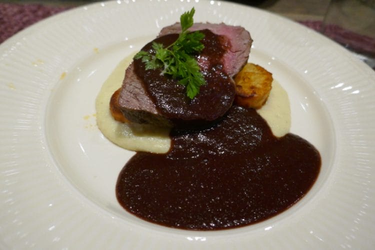 Ytrefilet med sinte poteter, jordskokkpuré og kraftig estragonsaus