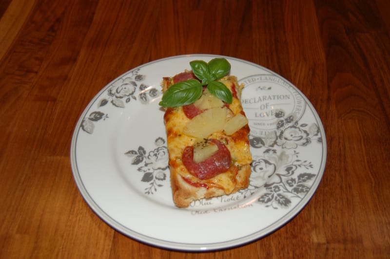 Baguettepizza klar til servering