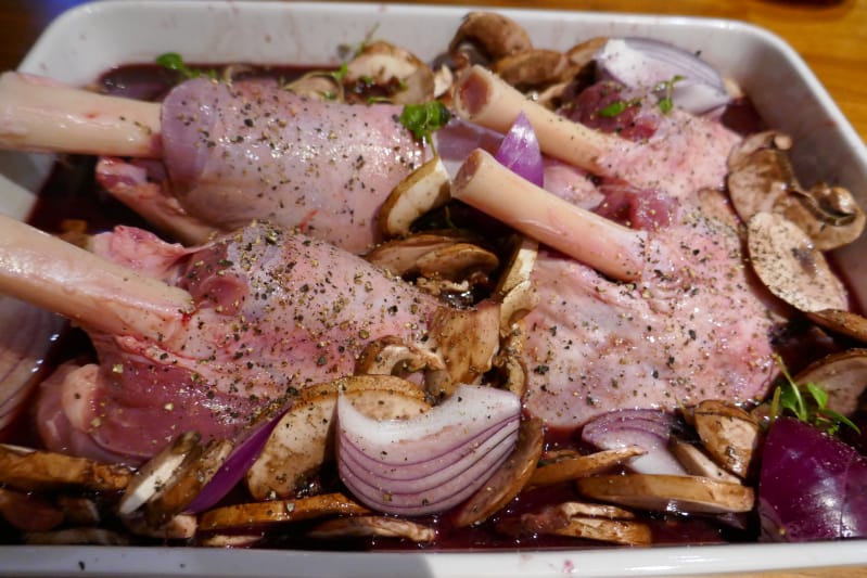 Lammeskanker på en seng av sopp og rotgrønnsaker