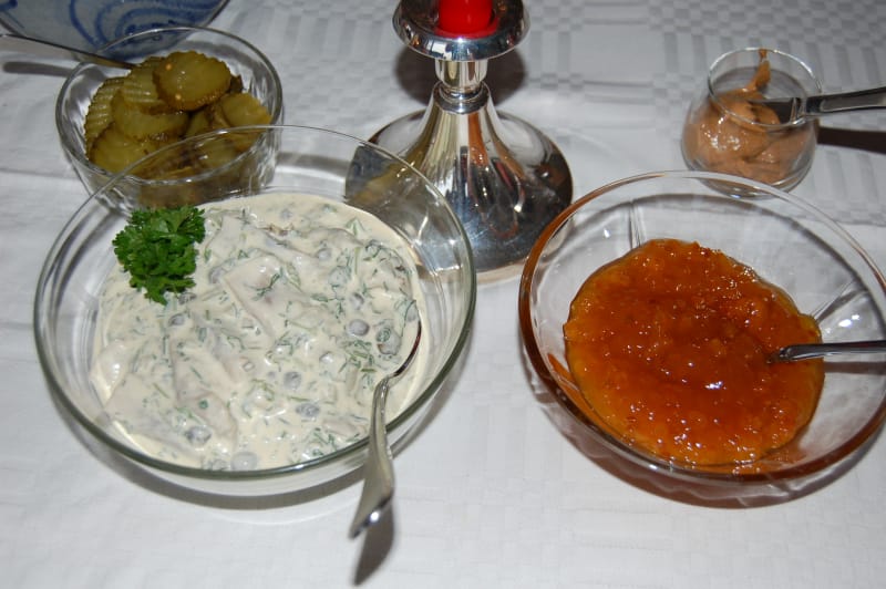 Sild i det grønne og multesyltetøy på første juledag