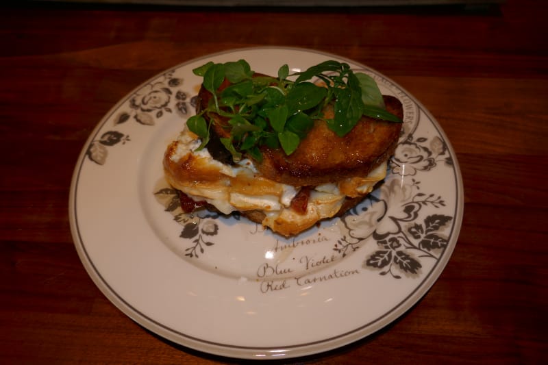 Ostesmørbrød med chevre, spekeskinke og pære