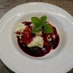 Mandelkjernepudding med rød saus