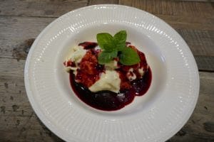 Mandelkjernepudding med rød saus