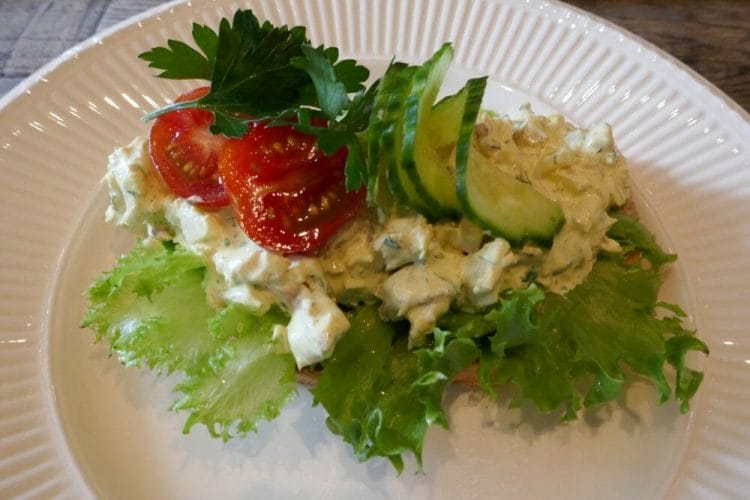 Kyllingsalat med karri og ananas Kyllingsalat med karri og ananas