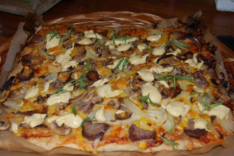 Pizza with beef and bearnaise