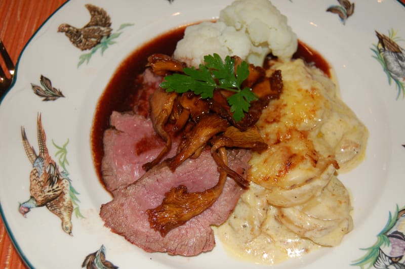 Ukemeny for uke 15 Kalvefilet med kantareller, fløtegratinerte poteter og rødvin- og portvinsaus