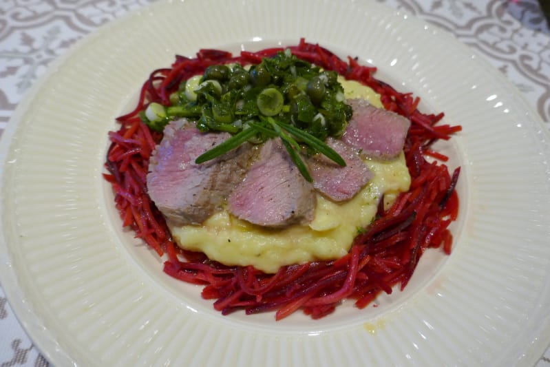 Indrefilet av lam med potetmos, smørdampet betemiks og gremolata
