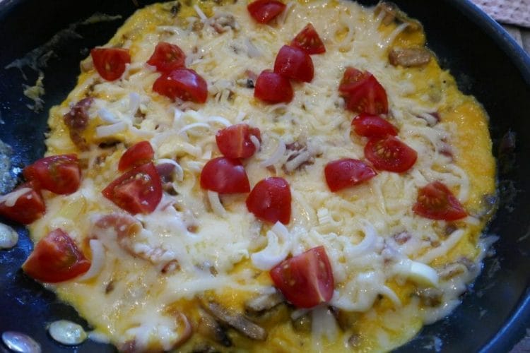 Omelette with bacon, mushrooms and cheese Omelette with bacon, mushrooms and cheese