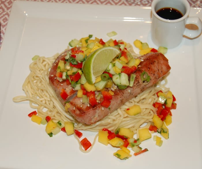 Grillet tunfisk med nudler og thaisalat med mango