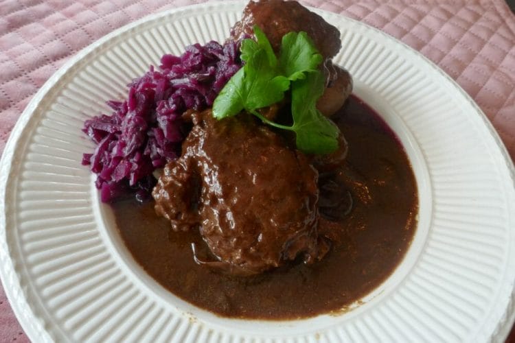 Weekly menu for week 48 Medister cakes with old-fashioned, brown sauce and exciting red cabbage