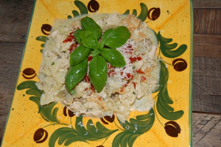 Easy pasta dish with chicken and pesto sauce Easy pasta dish with chicken and pesto sauce