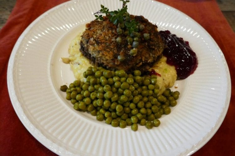 Wallenbergare with mashed potatoes and peas